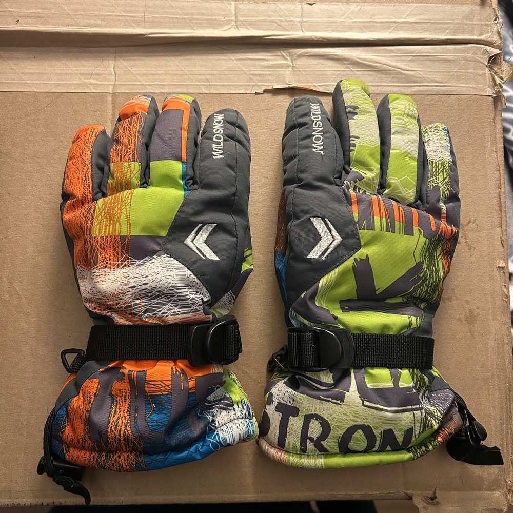 Wildsnow Winter Ski Gloves  - Multicolor. Boys Size Large